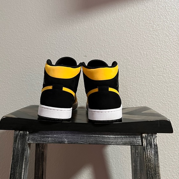 Jordan 1 Mid-Reverse New Love - Picture 3 of 14